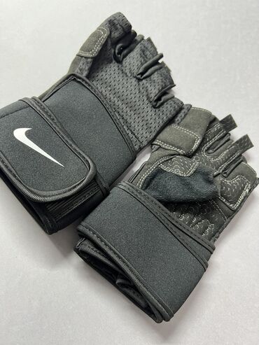 nike перчатки: Мужские перчатки Nike для тренировок с внешней стороны изготовлен из