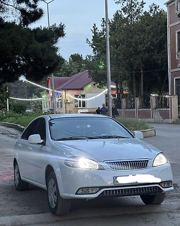 Digər avtomobillər: Ağ rəngli sedan – 4 qapılı, komfortlu və qənaətcil şəhər avtomobili — 1