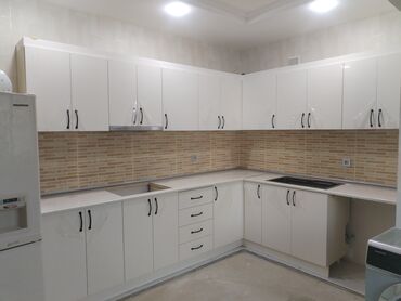 Mətbəx mebeli: Ağ rəngli, müasir dizaynlı mətbəx mebeli dəsti. Dolablar quraşdırılıb — 12