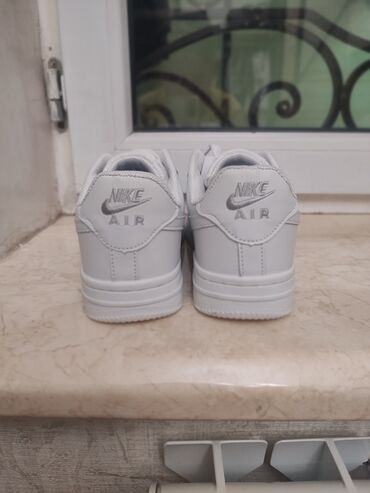 зимные кроссовки: Кроссовки Nike Air Force 1 Low, белые - Классическая модель в низком