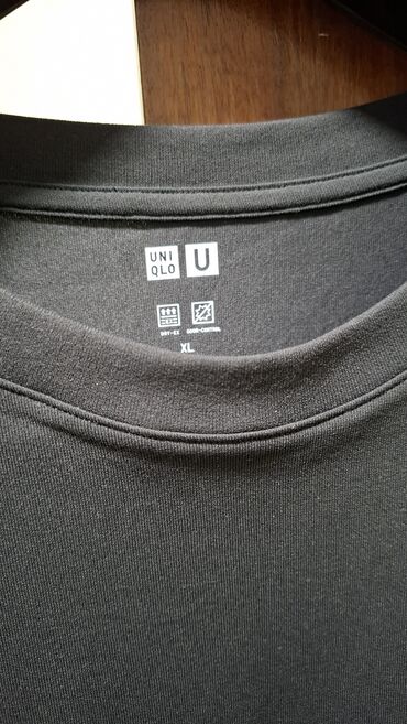 спортивный костюм двойка: Однотонная футболка от Uniqlo U, размера XL, серого оттенка. Имеет