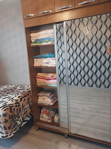 qedimi esyalar: Güzgülü sürgülü qapılı paltar şkafı - Material: taxta rəngli laminat — 5