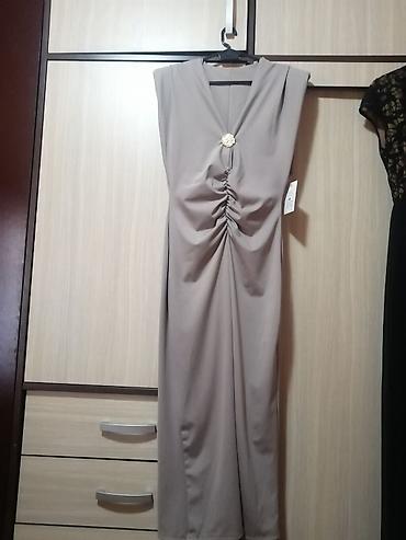Haljine: Elegantna midi haljina u taupe/sivo-bež boji. Bez rukava, sa V izrezom — 1