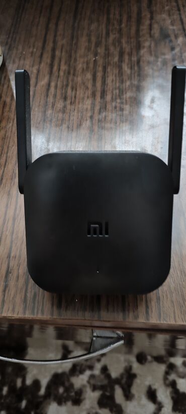 Modemlər və şəbəkə avadanlıqları: Qara rəngdə olan Xiaomi router. Ev və ya ofis şəraitində internetə