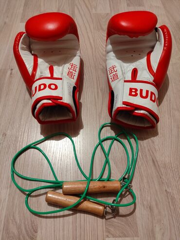 İdman formaları: İkinci əl boks əlcəyi satılır.Ölçüsü 12 Oz-dur.İstifadəyə tamamilə