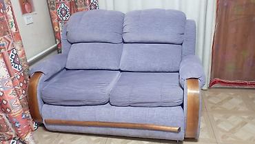 sofa: Компактный двухместный диван с мягкими подушками и высокой спинкой. - — 1