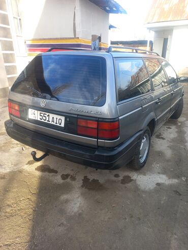 трактор 25 т: Volkswagen Passat: 1992 г., 1.8 л, Механика, Бензин, Универсал