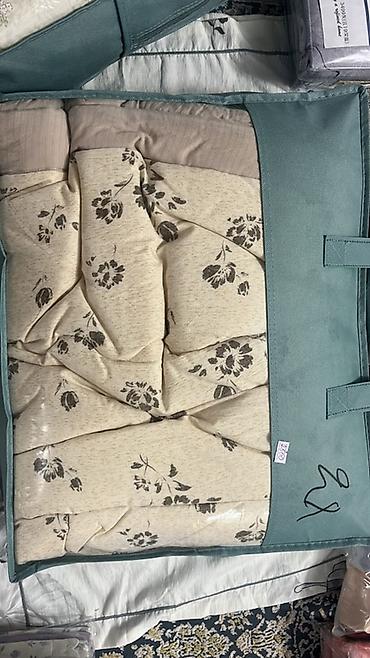 Комплекты постельного белья: Комплекты для спальни и одеяла в упаковке. 1) Одеяла стёганые в — 10