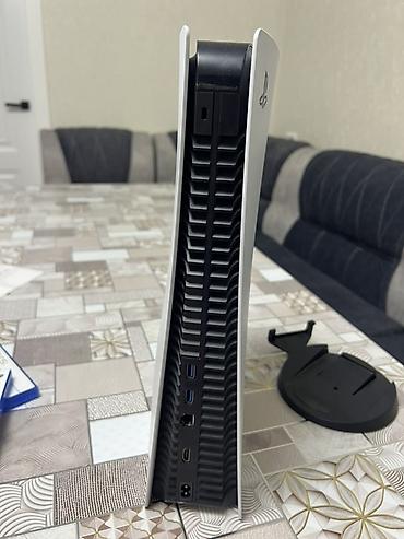 PS5 (Sony PlayStation 5): PlayStation 5 (версия с разъёмом для дисков). Комплект: - Консоль PS5 — 4