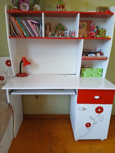 Qız üçün, Siyirməli, Yazı masası, Stulsuz