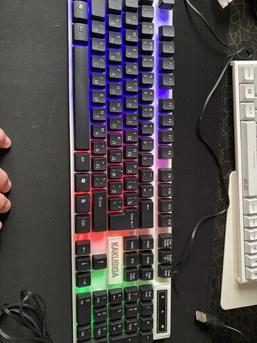 Klaviaturalar: 1 ci şəkildə iki set var maus klaviatura 1 ci olan ağ klaviatura və — 7