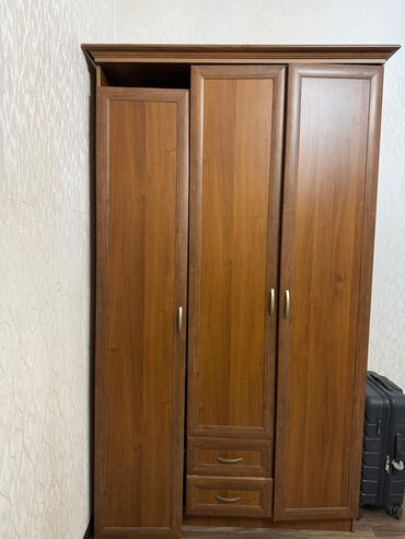 б у мебель продаю: Шкаф. Состояние хорошее, но поломана дверь