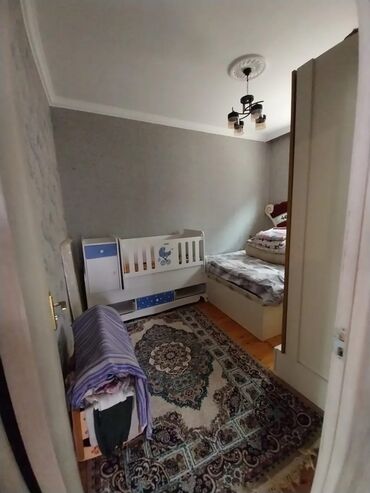 Həyət evləri və villaların satışı: Satılır: həyətli ev - Geniş, tam daş döşəməli həyət. Hündür, taxta — 6