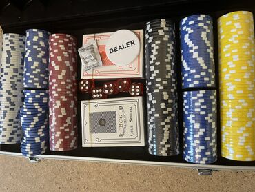 набор фишек для покера: Продам ПОКЕР в переносном чемодане. Не использовали. Один столбик