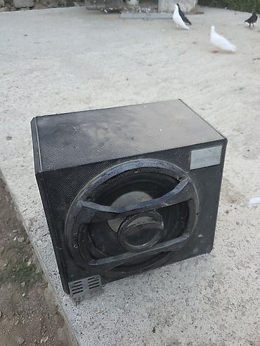 jbl dinamiki: Aktiv bas səsgücləndiricisi (subwoofer) - Korpus: taxta/kompozit, ön — 10