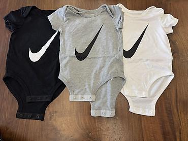 velicine odece za decu: Bebi bodiji sa Nike Swoosh logom – set od 3 komada - Boje: crna (sa — 1