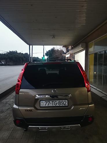 jetta 2008: Nissan X-Trail model avtomobili. Açıq qəhvəyi rəngdə, dam relsləri ilə — 2