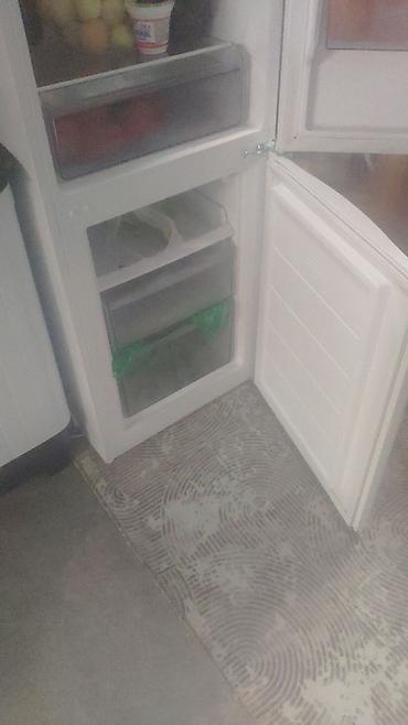 mini refrigerator: Двухкамерный холодильник белого цвета с нижней морозильной камерой — 4