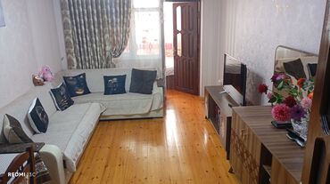 Mənzil kirayələyirəm: Mənzilin təsviri: - Geniş, işıqlı zal: L formalı yumşaq mebel — 1