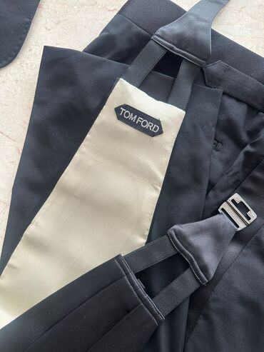 Kostyumlar: Tom Ford smokinq dəsti. 10 000 manata alinib. cemi bir defe oz toyuna — 2