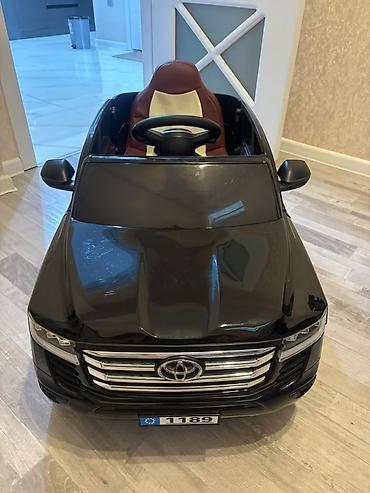 maşın oyuncaqı: Uşaq üçün elektrikli oyuncaqlı avtomobil – Toyota üslublu, qara rəng — 2