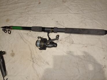 prsluk za pecanje: Štap za pecanje sa slike,iz pet segmenata, dužine 3 m,sa mašinom,bez