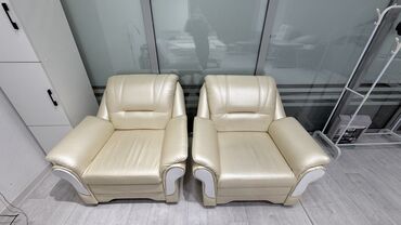 италия мебель: Комплект из двух мягких кресел - Материал обивки: светлая