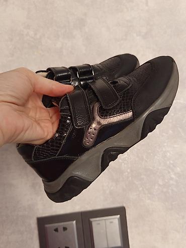 adidas krasovka: Uşaq idman ayaqqabısı - Rəng: qara, yan hissədə metalik tünd-gümüş — 1