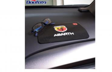 Tuning oprema: ABARTH gumena neklizajuća podloga. Dimenzije 13*20cm. Samo se — 6