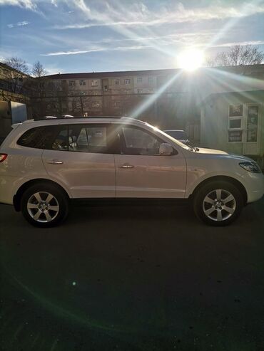 Hyundai: Hyundai Santa Fe – ağ rəngli, 5 qapılı SUV. Əsas xüsusiyyətlər: - — 4