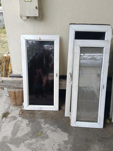 айнек терезе бу: Прямоугольное окно с белой рамой, выполненное из дерева и стекла