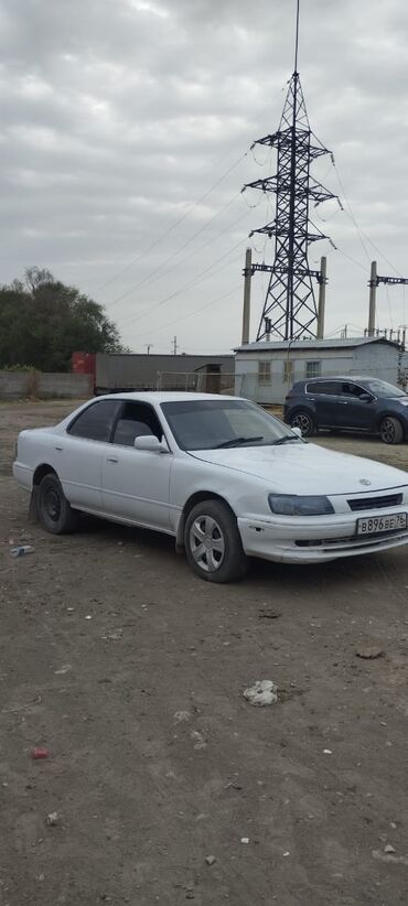 Toyota: Toyota Vista: 1990 г., 2.2 л, Механика, Дизель, Седан
