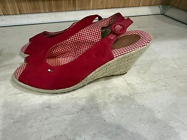 Basanoşka və səndəllər: Tommy Hilfiger qadın sandaleti – kətan materiallı, qırmızı rəngdə — 3