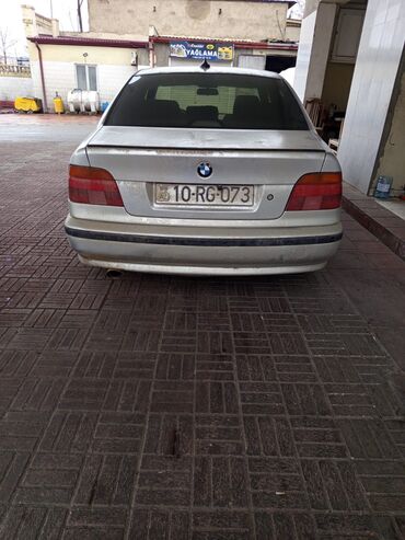 BMW: BMW 5 Series E39 sedan - Kuzov: sedan, gümüşü rəng - Nömrə nişanı: AZ — 2