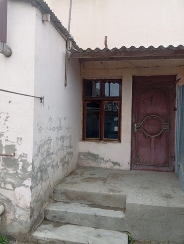 готовые частные дома: 1 otaqlı həyət evi - Girişdə pilləkənli kiçik eyvan və dəmir giriş