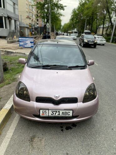 runx alex: Автомобиль Toyota Vitz в светло-розовом цвете. Компактный хэтчбек с