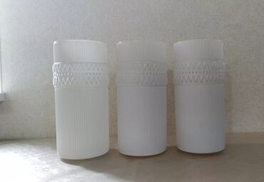 Süni güllər: 3 eded plafon. Qedimi. Qalin. Hundurlukleri 24 sm. Ag rengde. 3u