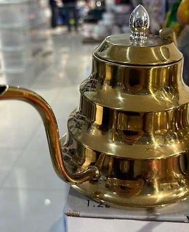 гулдор роза: Zərif dizayna malik qızılı rəngli çaydan. Parlaq metal görünüşü və — 1