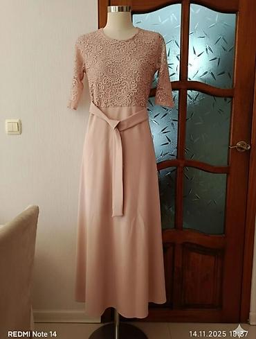 gupur: Zərif pudra rəngli uzun don - Model: beldən kəsimli, A-kesim ətək — 2
