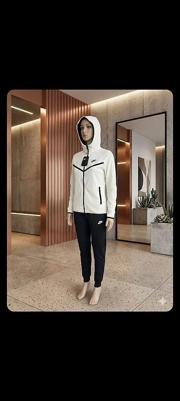 Gornji i donji deo: Ženska Nike trenerka – jakna sa kapuljačom + donji deo - Model — 1