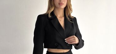ag pencek: Qısa qara blazer – qadın - Model: qısa (cropped) kəsim, bel xəttinin