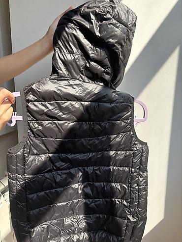 xez jiletler: Qara kapüşonlu yüngül jilet - Model: quilted/puf jilet, kapüşonlu - — 3