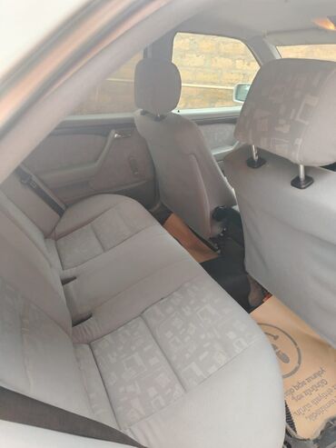 Mercedes-Benz: Mercedes-Benz C-sinfi sedan (W202) - Kuzov: 4 qapılı sedan, gümüşü — 6