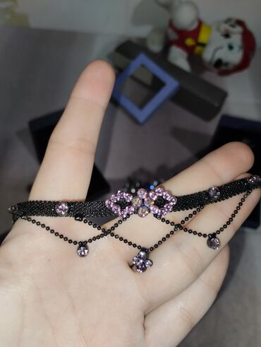 Ogrlice: Crna ogrlica, elegantnauz vrat, sa roze detaljima jako lepo stoji