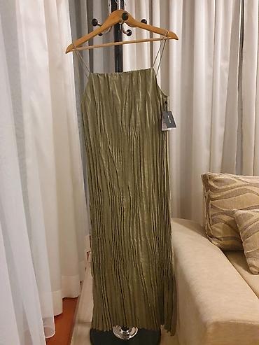 pantalone mona: Maslinasto zelena plisirana haljina na tanke bretele - Duga, ravna — 1