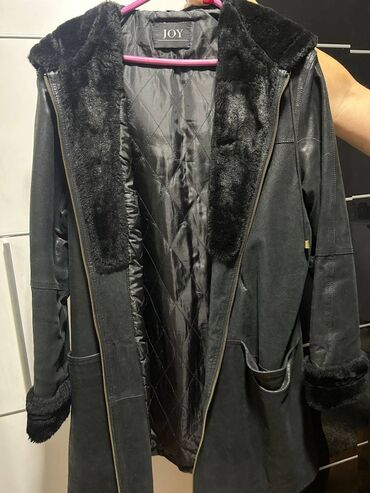 Ostale jakne, kaputi, prsluci: Prodajem crni monton, u odlicnom stanju, odgovara za L