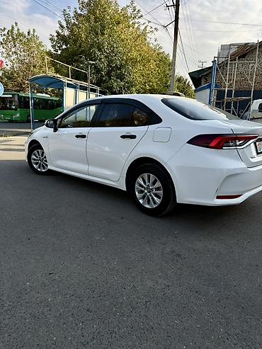 Toyota: Toyota Corolla: 2022 г., 1.8 л, Вариатор, Гибрид, Седан — 4