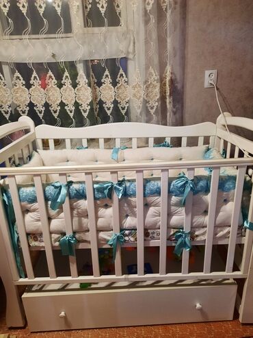 Детский мир: Продаю детский кровать с бортиками цена 4000, можем в город привести