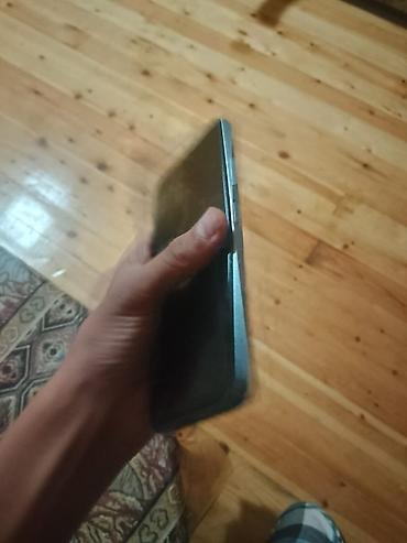 Smartfon - Yastı kənarlı korpus, metal effektli çərçivə - Ekran: tam