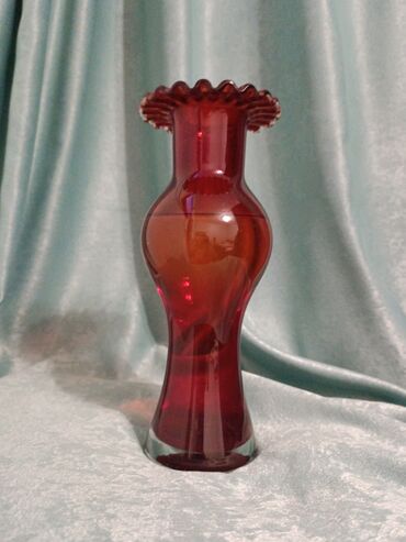советская ваза: Элегантная ваза из красного стекла, СССР . 24 см